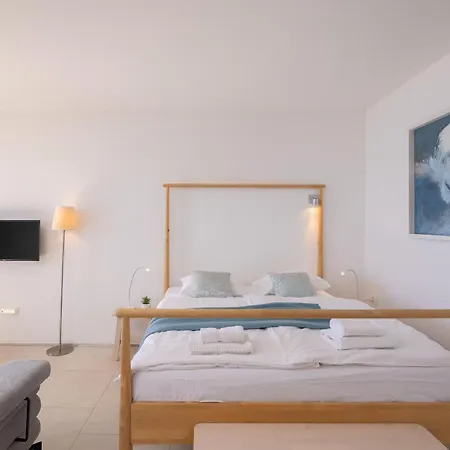 Jolara With Heated Pool Apartman Mimice